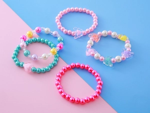 Détail du lot de 5 bracelets perlés pour filles avec breloques ours et papillon