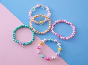 Ensemble détaillé de cinq bracelets pour filles avec perles colorées et breloques de fleurs