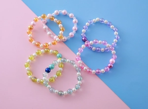 Vue à plat de bracelets en perles colorées avec pendentifs de dessins animés
