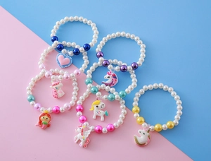Vue détaillée de bracelets perlés pour enfants avec breloques licorne et sirène mignonnes