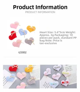 Detail of fuzzy heart hair clips with golden bows and dimensions of 5.6 by 5 cm