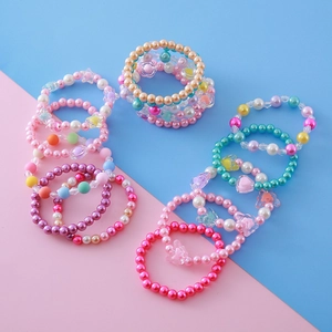 Collection de Bracelets Perlés pour Enfants Plastique Fausse Künstliche Perle Acrylique Bracelets Élastiques Avec Breloques Papillon Cœur Fleur Cadeau Filles