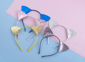Détails rapprochés de serre-têtes oreilles de chat à paillettes en cinq couleurs
