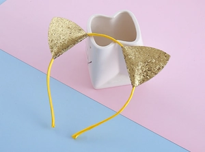 Vue détaillée d'un serre-tête oreilles de chat pailleté fait main pour décoration de fête