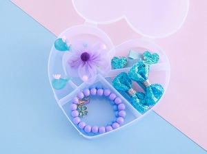 Détail d'un ensemble de 9 bijoux pour enfants dans une boîte de rangement en forme de cœur