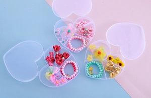 Vue détaillée du coffret coeur avec accessoires cheveux et bijoux pour enfants