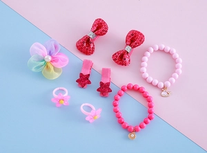 Détail d'un set de bijoux pour enfants 9 pièces avec pinces à paillettes et bracelets perlés