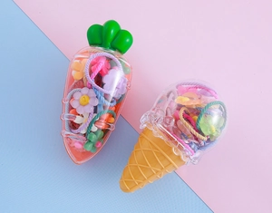 Detailansicht der Karotten- und Eiscreme-Behälter mit buntem Haarschmuck für Kinder
