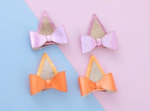 Détail de pinces à cheveux oreilles de chat à paillettes avec nœuds papillons