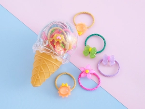 Detailansicht bunter Cartoon-Resin-Haargummis im kreativen Eiswaffel-Geschenkbox-Set