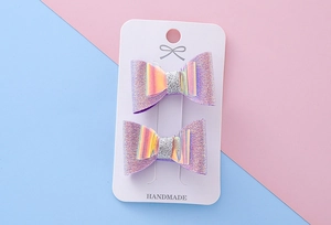 Vue détaillée de barrettes à cheveux nœud pailleté violet avec centre holographique
