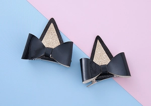 Gros plan de barrettes oreilles de chat pailletées avec nœuds noirs pour petites filles