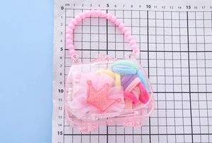 Vue détaillée d'un ensemble de barrettes couronne dans une boîte cadeau rose mini