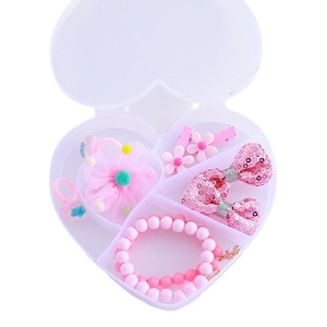 Coffret de 9 accessoires cheveux et bijoux roses pour enfants dans une boîte cœur