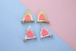 Détail de pinces oreilles de chien à paillettes pour filles en tissu doré et argenté