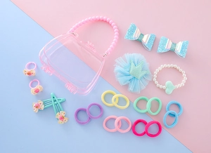 Détail du coffret cadeau enfant avec sac couronne, bracelet perlé et pinces à nœuds