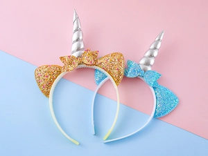 Vue détaillée de serre-têtes licorne à paillettes avec oreilles et cornes argentées