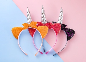 Détail de serre-têtes licorne pailletés avec cornes argentées pour fêtes d'enfants