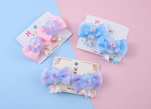 Détail de pinces à cheveux Hanfu faites main avec fleurs en résine et pompons