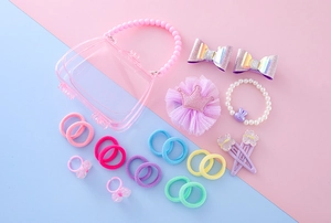 Détail du coffret cadeau pour filles avec nœuds pailletés et bijoux pour cheveux
