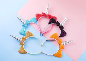 Détail de cinq serre-têtes licorne colorés avec oreilles pailletées et cornes argentées