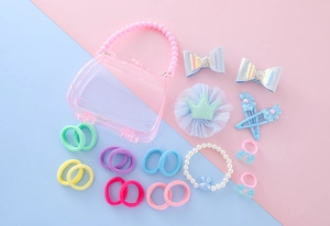 Détails d'accessoires de cheveux macaron et sac coquille pour cadeau de fille