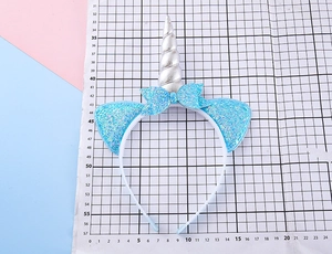 Vue détaillée du serre-tête licorne bleu scintillant avec corne argentée