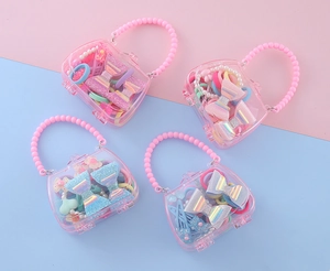 Détail de mini sacs roses transparents avec nœuds à paillettes et pinces à cheveux