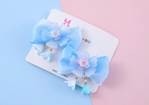 Détail de pinces à cheveux Hanfu bleues avec nœud et pendentifs fleurs translucides