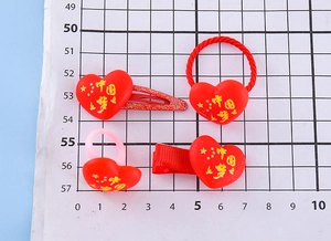 Détail de l'ensemble de barrettes et bagues coeur rouge avec motifs patriotiques