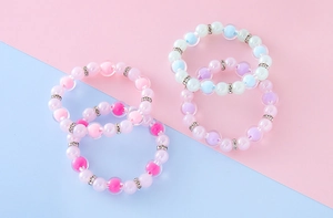 Détails de bracelets perlés colorés avec des intercalaires en métal et strass