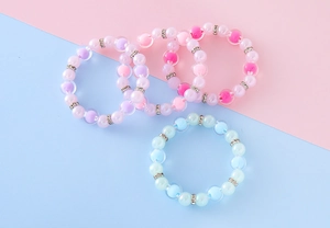 Vue détaillée de bracelets de perles colorées translucides avec intercalaires brillants