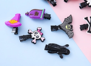 Détail de pinces à cheveux Halloween en PVC avec motifs chauve-souris et crâne