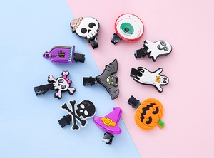 Lot détaillé de 9 barrettes d'Halloween en PVC avec des motifs de fantômes et citrouilles