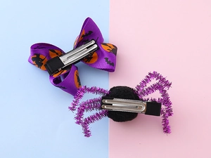 Détail des pinces à cheveux Halloween avec nœud violet et araignée scintillante et clip métal