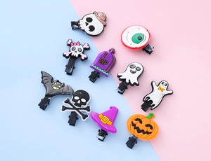 Détail de 10 barrettes d'Halloween avec motifs de citrouilles et fantômes en PVC souple