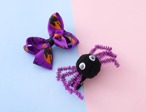 Détail de pinces à cheveux Halloween avec nœud sorcière violet et araignée 3D à yeux mobiles
