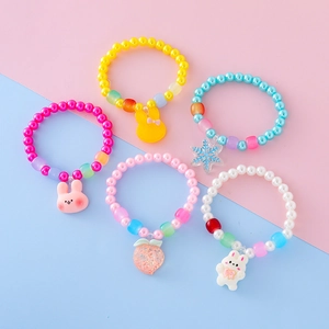 Set di cinque braccialetti con perline colorate per bambine con ciondoli a coniglietto