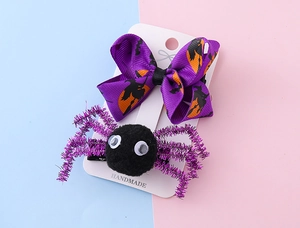 Détail de pinces à cheveux Halloween avec nœud violet et araignée en peluche 3D