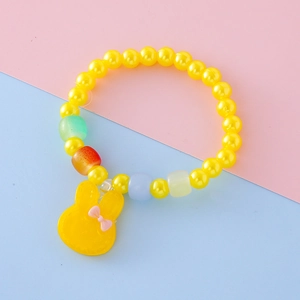 Bracciale colorato per bambini con perle gialle e un simpatico ciondolo a coniglio