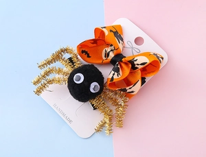 Détail de barrettes d'Halloween avec araignée 3D et nœud orange à motif de chauve-souris