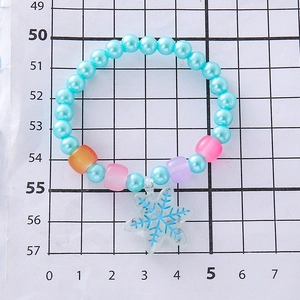 Braccialetto bimba con perle colorate e ciondolo a fiocco di neve su basi azzurre