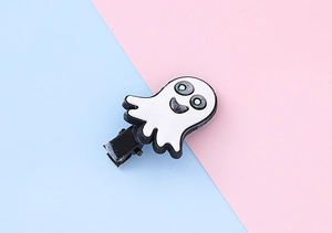 Détail d'une pince à cheveux fantôme d'Halloween en résine sur support métallique