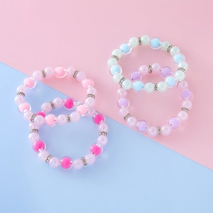 Ensemble de cinq bracelets perlés colorés aux tons macaron pour petites filles