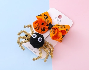 Détail de la pince à cheveux Halloween avec araignée en peluche et nœud orange festif