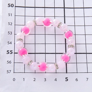 Bracelet élastique en perles roses avec perles en résine et entretoises en strass