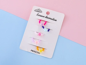Set di 5 anelli colorati di perline per bambine con ciondoli a stella su carta da esposizione