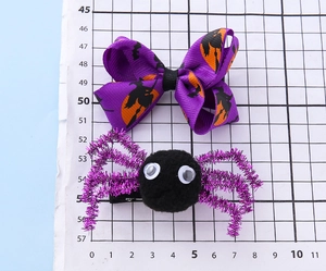 Nœud violet d'Halloween avec motif lune et pince à cheveux araignée en peluche noire