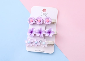 Detailansicht von drei lila Harz-Blumen-Haarspangen mit langlebiger Metallbasis
