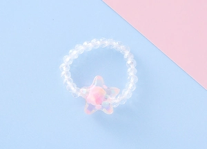 Dettaglio di un anello di perline con ciondolo a stella trasparente e perline sfaccettate